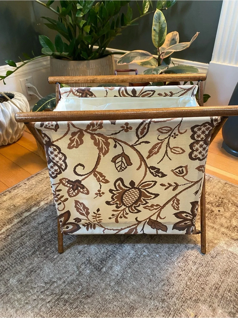 Vintage MCM 1960s Floral Folding Stand up Knit Craft Sew Yarn Basket Holder